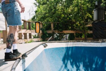 Pool cage cleaning