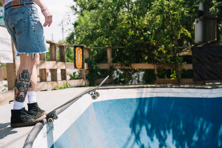 Pool cage cleaning